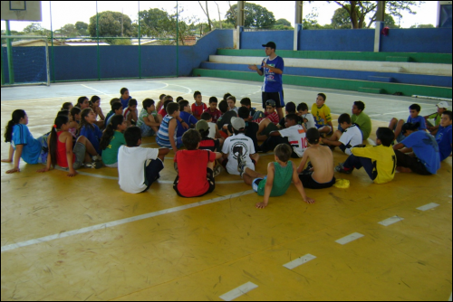 Projeto Vespa Gol de Letra é opção saudável para alunos Professor Danilo passa noção de valores para os alunos antes de começar os jogos.