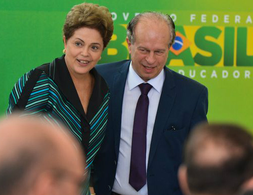 Dilma defende Petrobras e diz que ajuste não vai cortar programas do MEC A presidenta Dilma dá posse ao novo ministro da Educação, Renato Janine Ribeiro / Antonio Cruz/Agência Brasil