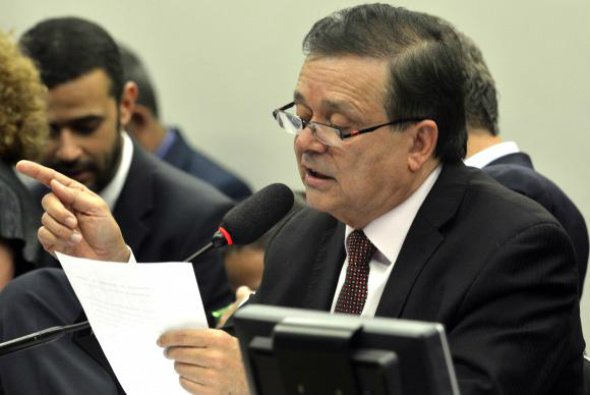 Decretos assinados por Dilma feriram a Constituição, diz relator do impeachment Jovair Arantes lê parecer favorável à continuidade do processo de impeachment Foto: Valter Campanato/Agência Brasil