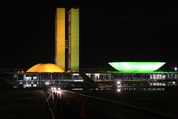 Rosa Weber determina que Congresso vote reajuste de salário de ministros do STF Rosa Weber determina que Congresso vote reajuste de salário de ministros do STF