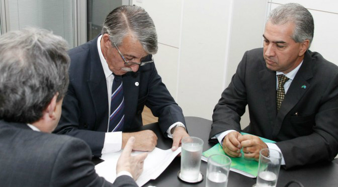 MS pede reconhecimento federal de situação de emergência em 14 municípios Reinaldo a Adriano durante reunião do último dia 9 de dezembro. Foto: Luciana Melo/Assessoria de Comunicação da Secretaria Nacional de Defesa Civil