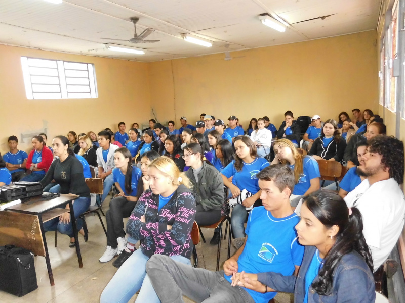 Sábado (18) é 'dia D' de combate ao abuso e à exploração sexual infanto-juvenil “A sua atitude pode ajudar a mudar os índices de violência contra criança e adolescentes em nossa cidade e no Brasil”. Palestra na escola estadual Cel. Felipe de Brum sobre a campanha. Foto: Creas