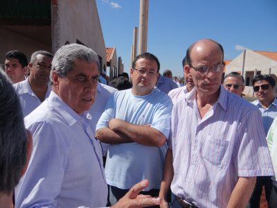 Sergio Barbosa recebe André Puccinelli em Amambai na terça-feira E/D- Governador André Puccinelli com o Dr. Bandeira e Sérgio Barbosa, durante visita a obra de construção da EE Dom Aquino Corrêa, ocorrida em 2013 / Foto: Moreira Produções