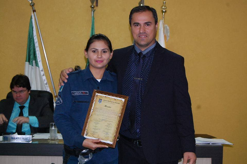 Atleta amambaiense é homenageada na Câmara Carina Cesare recebendo Moção de Congratulação do vereador Geverson Vicentin / Foto: Divulgação