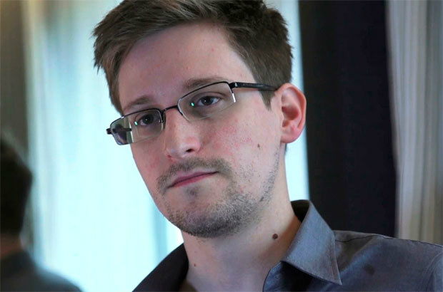 Snowden recebe documentos e pode sair do aeroporto de Moscou