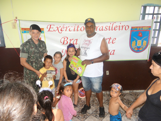 17º RC Mec realiza campanha de arrecadação de brinquedos 620 brinquedos foram arrecadados e entregues à crianças de escolas e vilas do município / Fotos: Cb Alan Edgar e Sd Lucas Ramires/17º RC Mec
