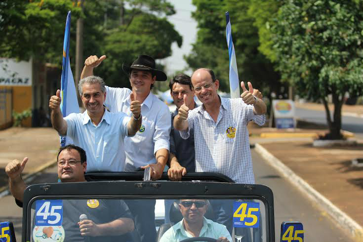 Diogo Peixoto comemora vitória de Reinaldo Azambuja Reinaldo Azambuja e autoridades do município de Amambai,durante carreata na cidade / Foto: Agência Dinâmica