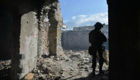 Mais militares brasileiros seguem para apoiar missão de paz no Haiti Porto Principe (Haiti) - Militar da Minustah nas ruínas do Mercado Le Salines, em Bel-AirMarcello Casal Jr./Agência Brasil