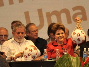 Dilma reage às críticas de que recebeu "herança maldita" de Lula Dilma reage às críticas de que recebeu "herança maldita" de Lula