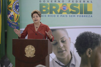 Dilma: país termina 2013 melhor do que começou Dilma durante lançamento do programa Mais Médicos