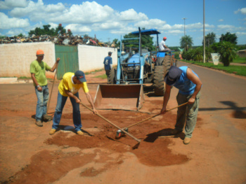 Prefeitura de Amambai inicia tapa-buracos com aplicação de composto arenoso O trabalho começou com a limpeza das áreas e com a aplicação de um composto arenoso, desenvolvido pela equipe de engenheiros da prefeitura, que serve como base para a cobertura asfáltica.