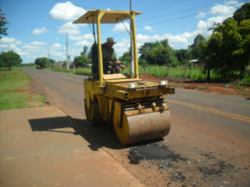 Prefeitura de Amambai inicia tapa-buracos com aplicação de composto arenoso O rolo compactador pertencente à prefeitura, que estava quebrado há mais de um ano, foi recuperado e já está sendo empregado no trabalho de recuperação das ruas e avenidas