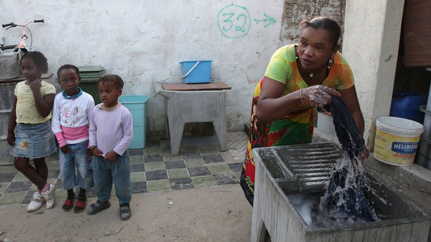 Favelas do Brasil são locais que não oferecem qualidade de vida para crianças Favelas do Brasil são locais que não oferecem qualidade de vida para crianças