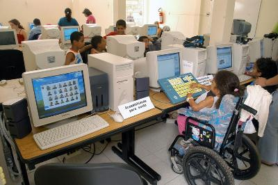 Projeto que prevê cuidados com deficientes em escolas reforça lei do deputado Picarelli Projeto que prevê cuidados com deficientes em escolas reforça lei do deputado Picarelli