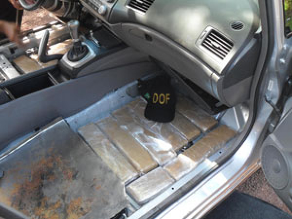 Polícia encontra 120 kg de maconha no assoalho de carro em MS