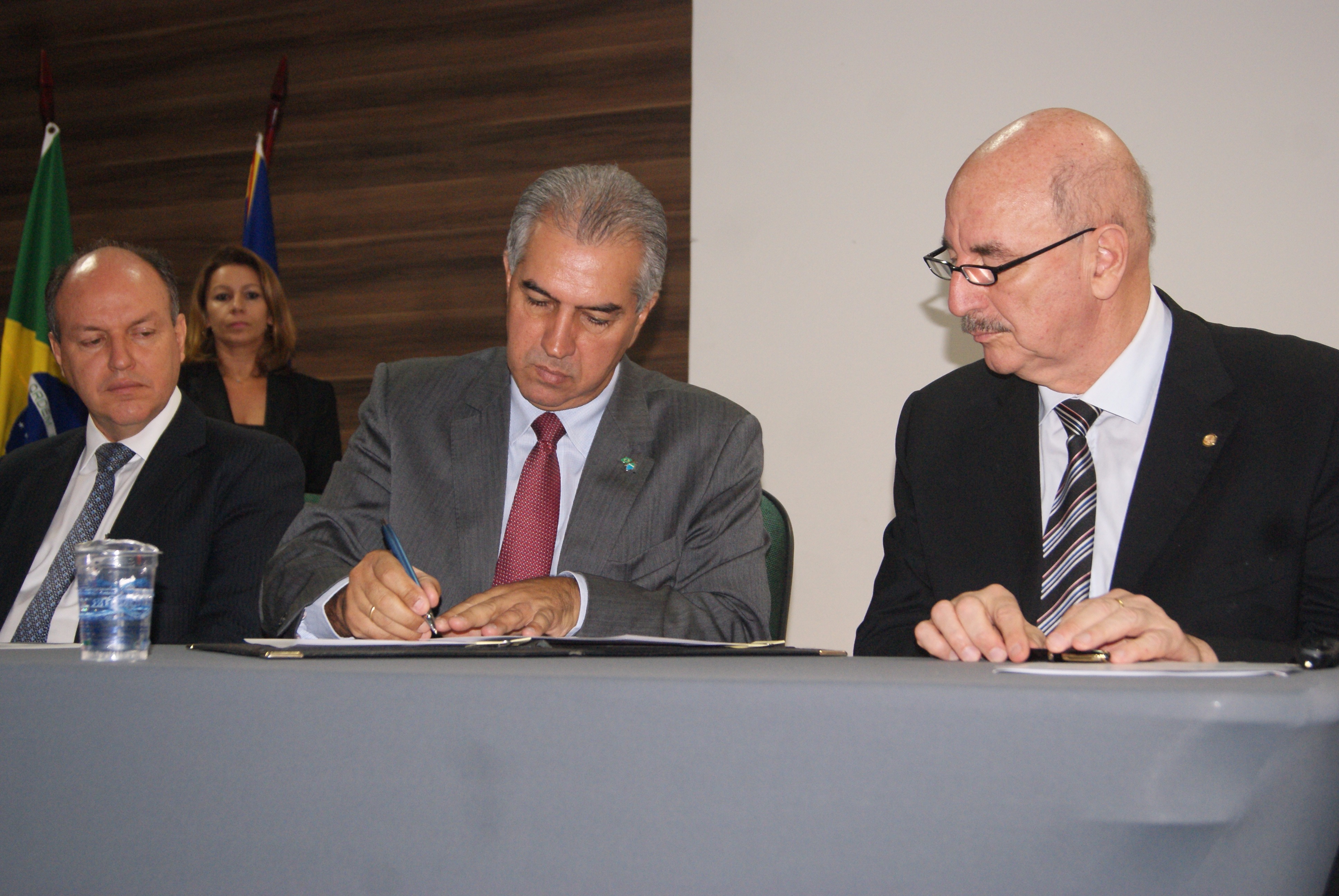 Governador Reinaldo Azambuja oficializou a parceria com assinatura em Termo, acompanhado pelo ministro Osmar Terra (à direita) e o presidente da Assembleia Legislativa, Junior Mochi (à esquerda)Foto: Divulgação 