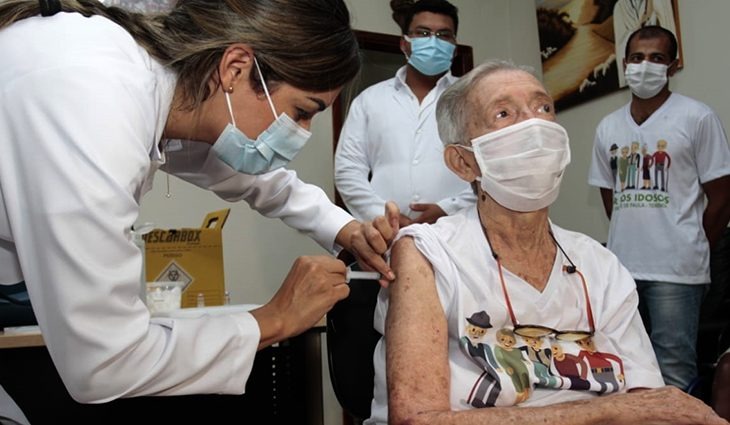MS inicia aplicação de dose reforço em idosos e reserva doses para adolescentes Foto: Divulgação