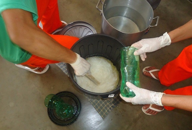 Óleo de cozinha usado se transforma em sabão ecológico nas mãos de detentos Os produtos confeccionados estão contribuindo para reforçar a limpeza do local e higiene da massa carcerária.