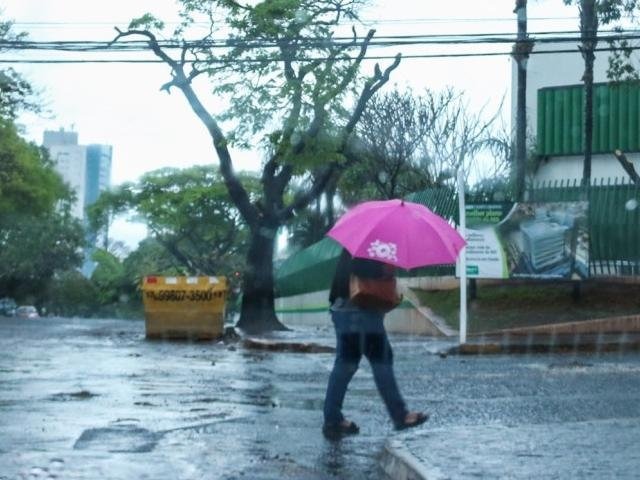 Amanhece chovendo e dia será de instabilidade com máxima de 27ºC