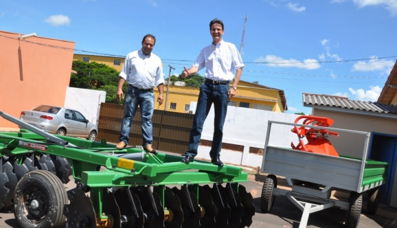 O prefeito municipal Dirceu Lanzarini fez a entrega de equipamentos agrícolas ao secretário municipal de agricultura, Silval da Silva Amaral.