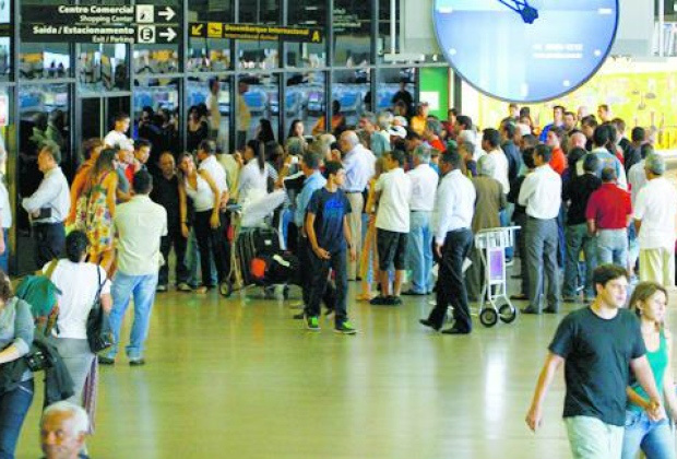 Turistas de países afetados por Ebola recebem orientação em aeroportos do Brasil Turistas de países afetados por Ebola recebem orientação em aeroportos do Brasil