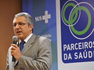 Governo oficializa notificação de mortes por dengue em 24 horas O ministro da Saúde, Alexandre Padilha, falou, nasemana passada, sobre mobilização de prevençãoe combate à dengue (Foto: Elza Fiuza/ABr)