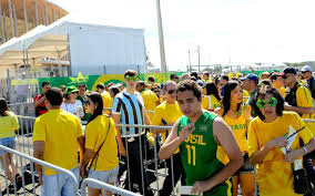 Torcedores ainda enfrentam filas para entrar no Mané Garrincha