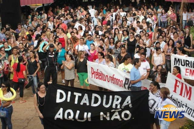 Prefeito de Dourados não cumpre acordo e professores entram em greve Prefeito de Dourados não cumpre acordo e professores entram em greve