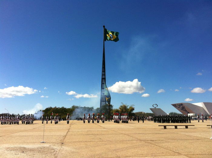 Dilma participa pela primeira vez da cerimônia de troca da Bandeira Nacional Dilma participa pela primeira vez da cerimônia de troca da Bandeira Nacional