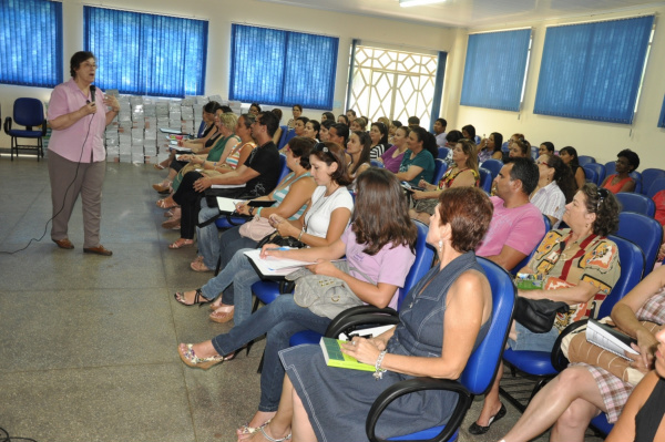 Doutora em educação realiza palestra para educadores da rede municipal de ensino Doutora Heloísa Lück ministrou uma palestra para diretores e coordenadores da Rede Municipal de Ensino.