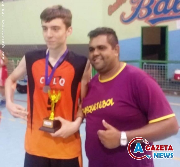 O jogador Leandro Gotardi f oi escolhido o melhor em quadra na competição regional. Abaixo as equipes do CELQ/Amambai, de Mundo Novo e Tacuru. (Fotos: Fabiano Buss)