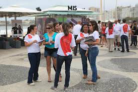 Professores da rede pública fazem panfletagem em Copacabana