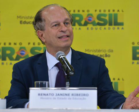Ministro Renato Janine Ribeiro diz que o MEC vai colaborar com o ajuste fiscal / Valter Campanato/Agência Brasil