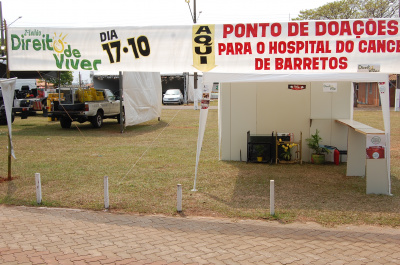 Estande montado pela primeira vez na Expobai, distribui informações sobre o Hospital e recebe doações para o Leilão.
