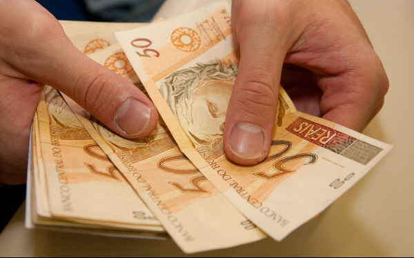 Salário mínimo de R$ 724 entra em vigor amanhã O aumento do salário mínimo está previsto na Lei Orçamentária Anual de 2014, e foi aprovado pelo Congresso na semana anterior à do Natal