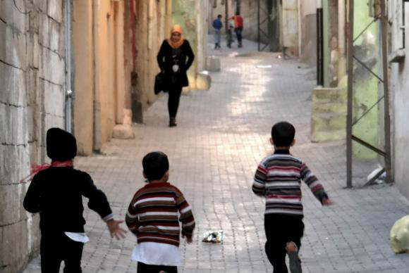 Unicef: número de crianças migrantes que chegam sozinhas à Itália é recorde Sanliurfa - Famílias de refugiados vivem em bairros humildes, na periferia de Sanliurfa, no Sudeste da Turquia -Vladimir Platonow/Agência Brasil