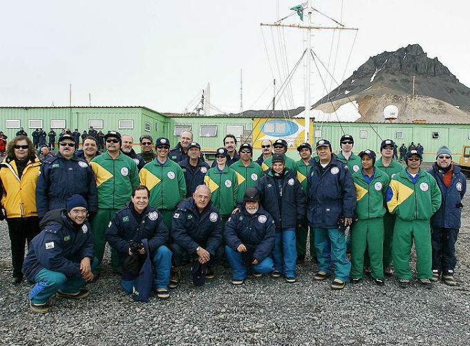 Ex-presidente Lula com os habitantes da Estação Comandante Ferraz