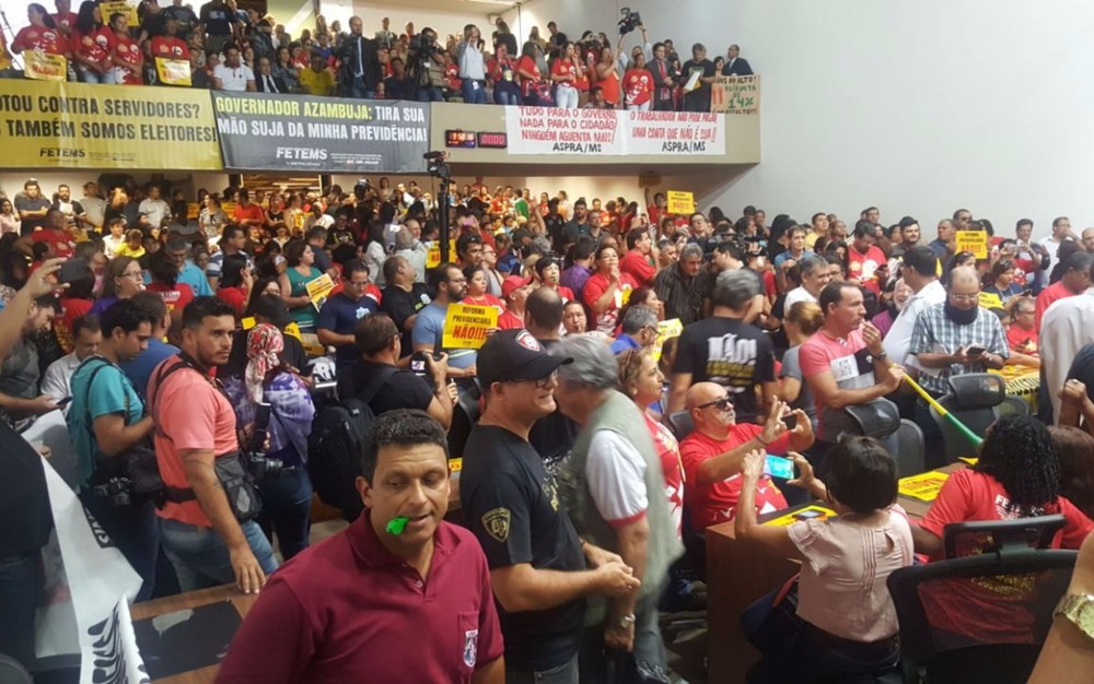 Servidores manifestaram durante a 1ª votação do projeto