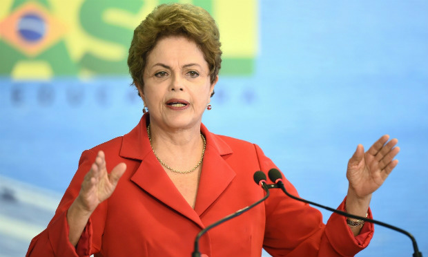 Dilma diz que fará tudo para impedir avanço de processos antidemocráticos Dilma diz que fará tudo para impedir avanço de processos antidemocráticos