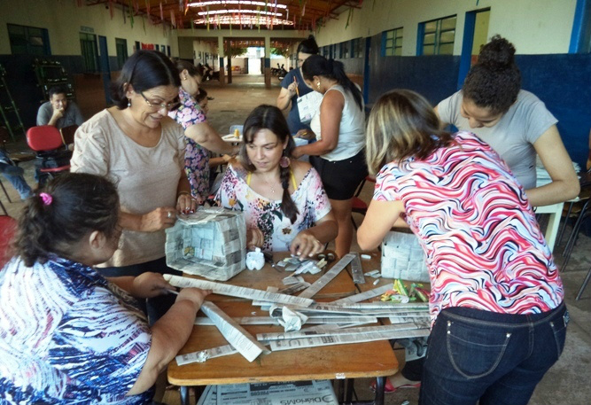 Funasa libera recursos para projeto lixo mínimo em Coronel Sapucaia São realizadas oficinas para a reutilização de materiais descartáveis na produção de artesanato para geração de renda / Foto: Divulgação