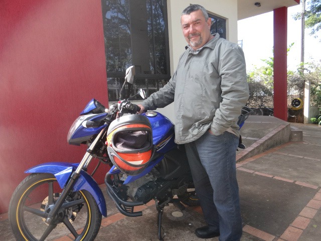 Pedro Nunes da Silva trabalha há 18 anos como mototaxista em Amambai / Foto: Moreira Produções
