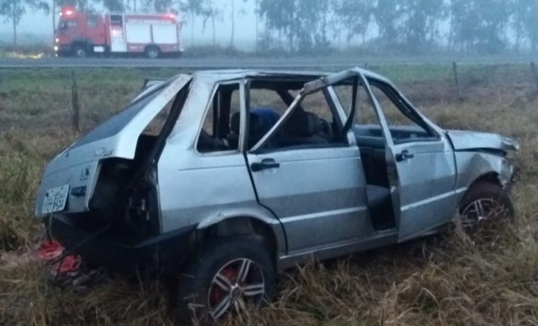 Homem de 26 anos morre ao capotar veículo entre Amambai e Coronel Sapucaia A vítima fatal viajava em um Fiat Uno junto de mais três mulheres e uma criança / Foto: Corpo de Bombeiros