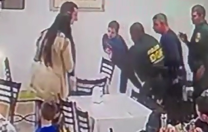 Policiais do DOF salvam criança de três anos que estava engasgada em Tacuru Imediatamente o Cabo Evandro pegou a criança e, juntamente com Cabo Theodoro iniciaram o procedimento padrão para desobstrução das vias aéreas / Foto: Reprodução