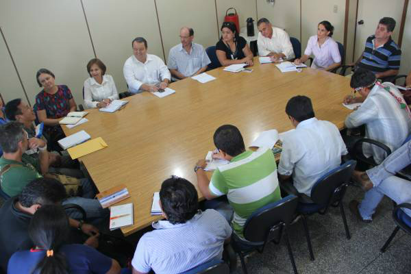 Representantes de várias setores de Amambai participaram da reunião na reitoria da UEMS / Foto: Assessoria