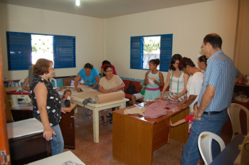 Curso de corte e costura é alternativa de renda em Amambai As aulas acontecem no Centrinho.