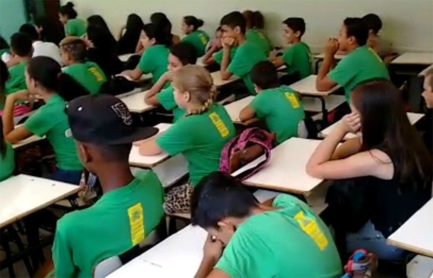 Salas superlotadas é uma realidade em todo o Estado.