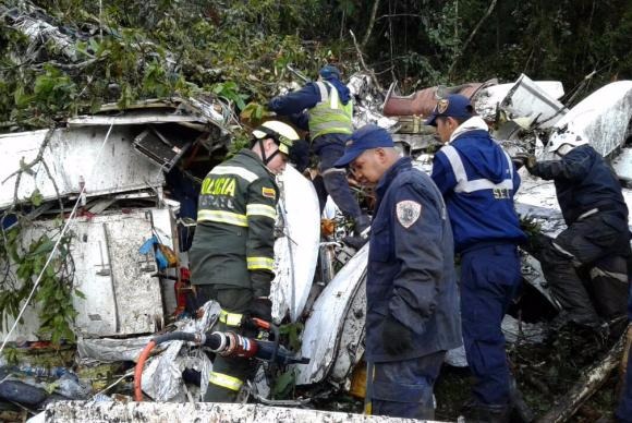 Tragédia com avião da Chape completa um ano; relembre os fatos Equipes de resgate trabalharam no resgate de vítimas entre os destroços do aviãoDivulgação/ Polícia de Antioquia