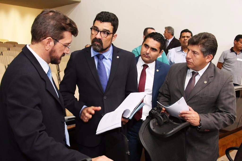 Procurador Harfouche (com projeto em mãos) questionou emenda do deputado Kemp (à esquerda)Foto: Divulgação 