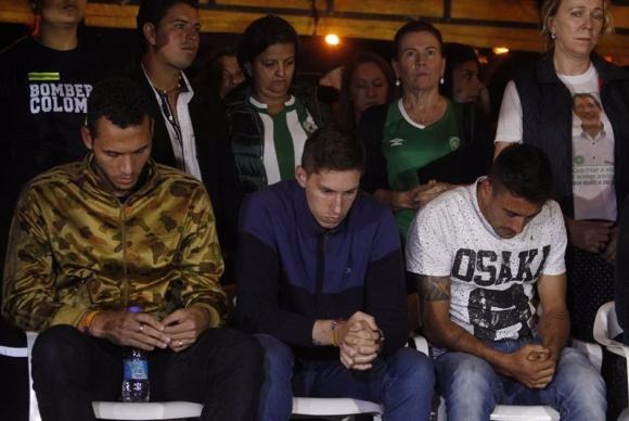 Tragédia com avião da Chape completa um ano; relembre os fatos Sobreviventes do acidente aéreo da Chapecoense, Helio Zampier Neto, Alan Ruschel e Jackson Follman, em oração durante homenagem do município de La Unión (Colômbia) Luis Eduardo Noriega A./EFE