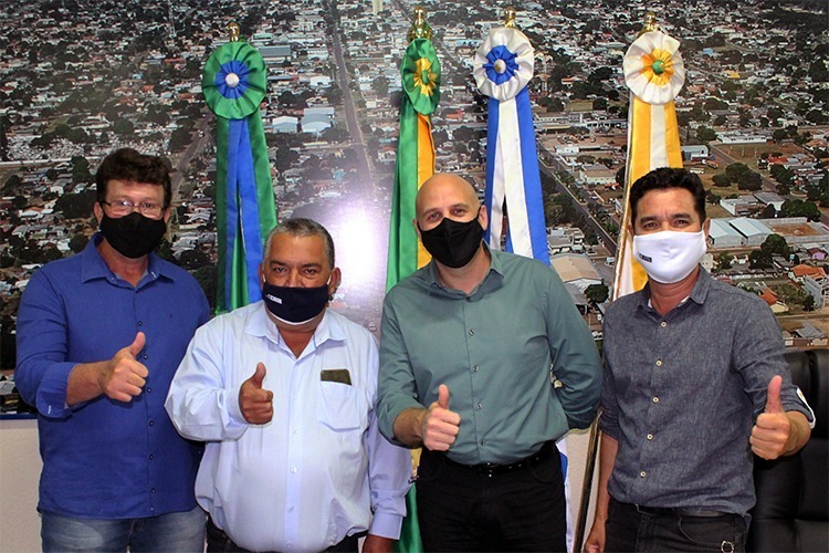 PSDB, de Dr. Bandeira, realiza convenção e define pré-candidato a vice E/D: Eder Espindola, vice-presidente do PSDB; o vice-prefeito de Amambai, Valter Brito da Silva; o pré-candidato a vice, Rodrigo Selhorst e o presidente do DEM em Amambai, JoséAguiar / Foto: Reprodução